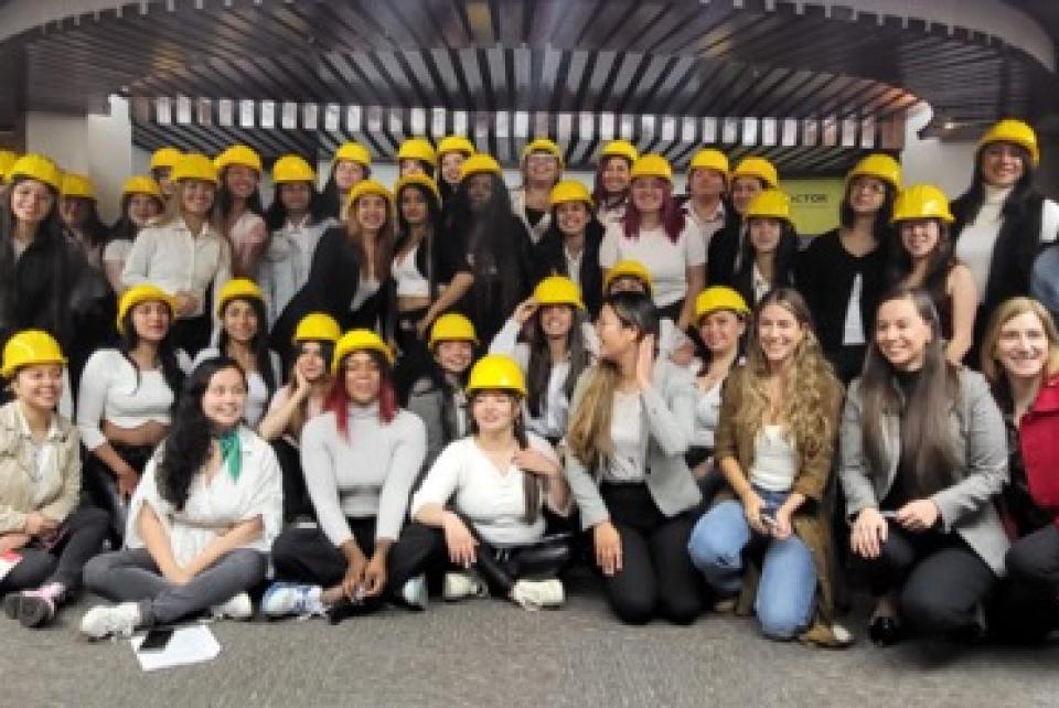 Mujeres capacitándose en habilidades de construcción